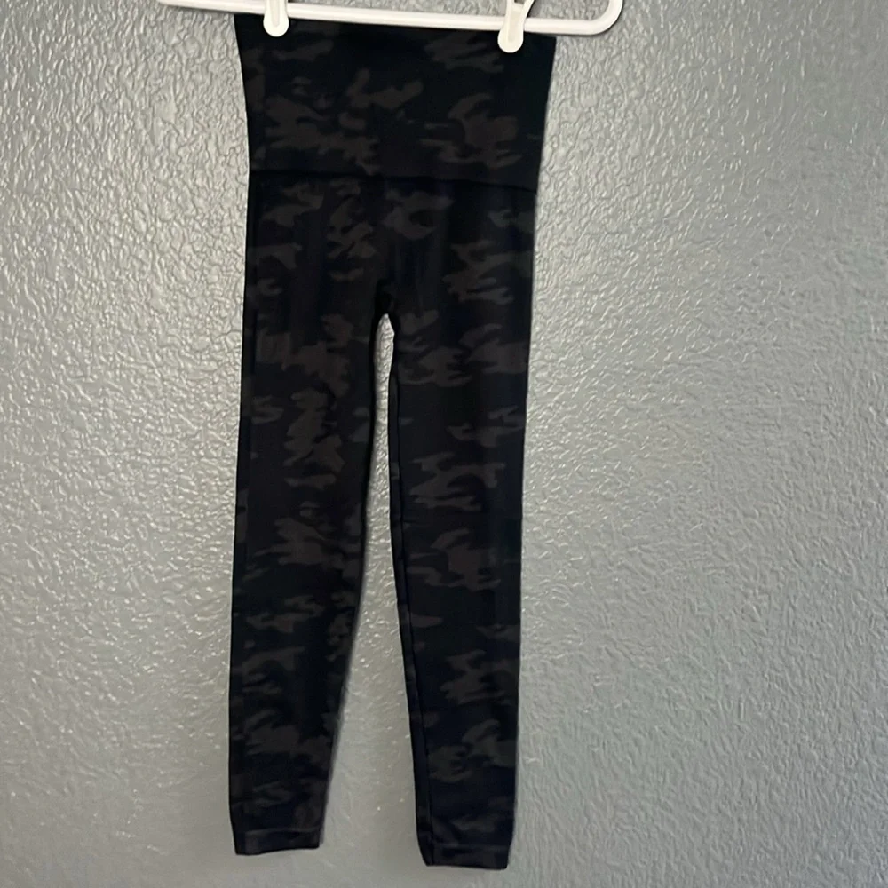 Spanx// Look at me now leggings black and gray camo size small